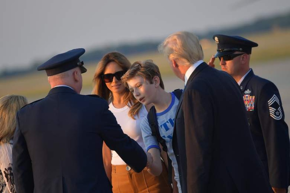 Đệ nhất phu nhân Mỹ đoàn tụ cùng chồng tại Nhà Trắng - 4
Đệ nhất phu nhân Melania tỏ ra khá háo hức với dòng bình luận trên Twitter ngay sau khi chuyển tới Nhà Trắng rằng: “Mong chờ những kỷ niệm mà chúng ta sẽ có trong ngôi nhà mới! Ngày chuyển nhà”. (Ảnh: Reuters)