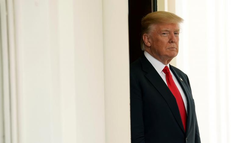 Hình ảnh Thủ tướng Nguyễn Xuân Phúc hội đàm với Tổng thống Mỹ Donald Trump - 1
Tổng thống Mỹ Donald Trump chờ tiếp đón Thủ tướng Nguyễn Xuân Phúc tại Nhà Trắng. (Ảnh: Reuters)
