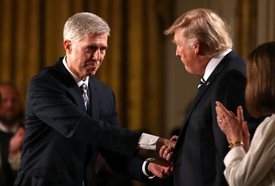 
Ngày 31/1, Tổng thống Trump đã đề cử ông Neil Gorsuch làm thẩm phán Tòa án tối cao với nhiệm kỳ trọn đời. Với đề cử này, ông Gorsuch, 49 tuổi, có thể trở thành thẩm phán trẻ nhất trong 25 năm giữ chức vụ trọn đời ở cơ quan tư pháp quyền lực nhất nước Mỹ. Ông Gorsuch là người ủng hộ mạnh mẽ về tự do tôn giáo cũng như các giá trị xã hội bảo thủ.
