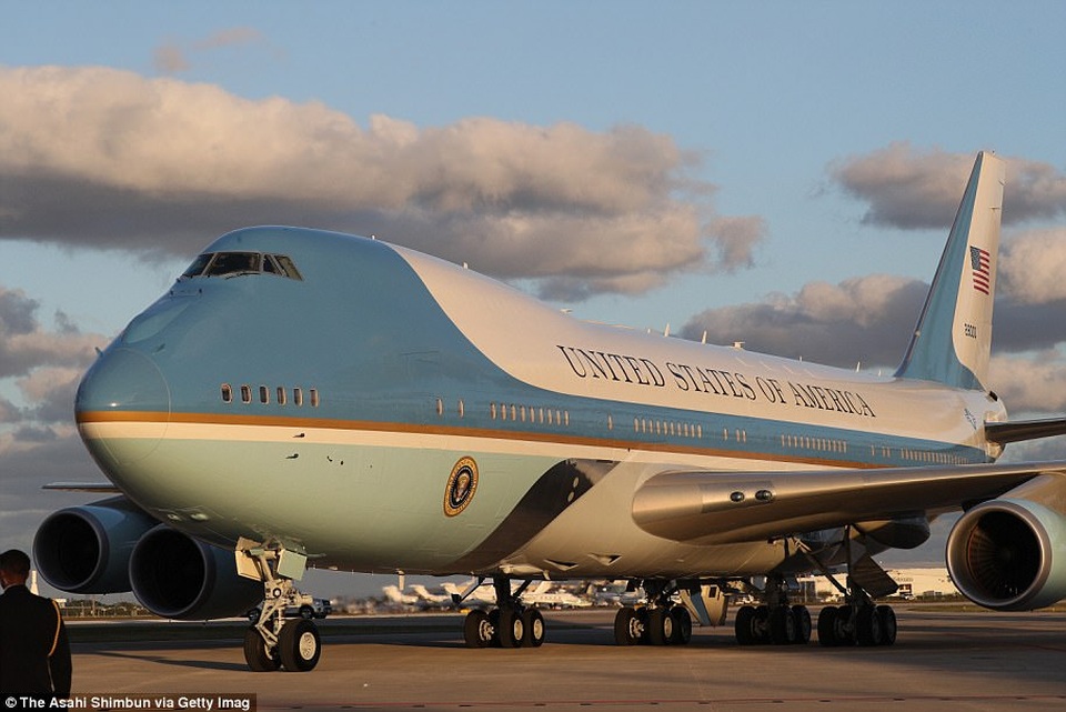 Chuyến “xuất ngoại” đầu tiên của Tổng thống Trump qua ảnh - 5
Khoảng 15 phút sau khi rời Nhà Trắng, họ đã tới căn cứ không quân Andrews ở Maryland. (Ảnh: Getty)