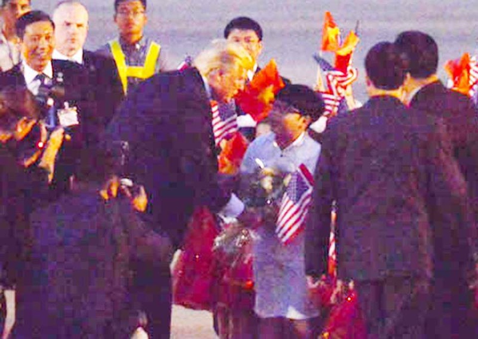 Chuyện chưa kể về cậu bé bất ngờ được Tổng thống Donald Trump tặng hoa - 1
Tổng thống Donald Trump tặng hoa cho Nguyễn Như Khôi và khen ngợi cậu bé.