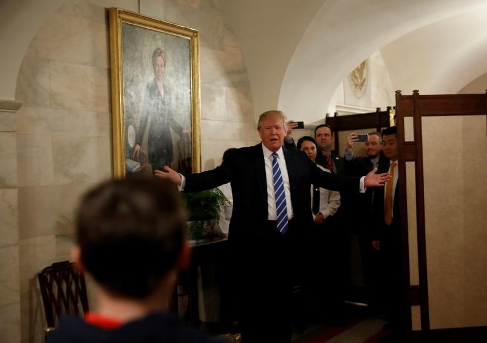Dấu ấn 100 ngày đầu tại nhiệm của Tổng thống Donald Trump (2) - 19 Ông Trump khiến những người tới thăm quan Nhà Trắng bất ngờ khi xuất hiện bên cạnh bức chân dung của cựu Ngoại trưởng Hillary Clinton - đối thủ của ông trong cuộc bầu cử Mỹ năm 2016.