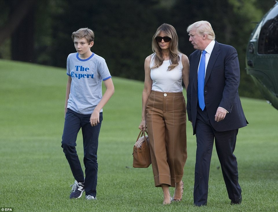 Đệ nhất phu nhân Mỹ đoàn tụ cùng chồng tại Nhà Trắng - 2
Gia đình Tổng thống Trump được nhìn thấy bước xuống từ chuyên cơ Không lực Một tại căn cứ không quân Andrews tại Maryland chiều qua trước khi tiếp tục lên trực thăng Marine One để trở về Nhà Trắng. (Ảnh: EPA)