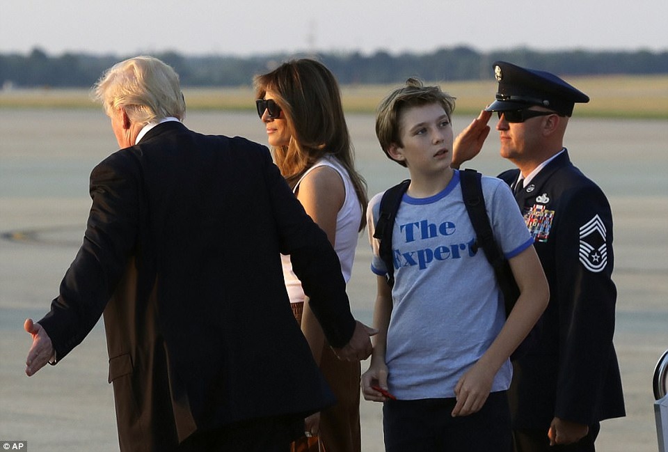 Đệ nhất phu nhân Mỹ đoàn tụ cùng chồng tại Nhà Trắng - 6
Sau khi Tổng thống Trump đắc cử, Đệ nhất phu nhân Melania chọn ở lại dinh thự trong Tháp Trump ở New York cùng với con trai cho tới khi cậu kết thúc năm học. Trong khoảng thời gian đó, gia đình Tổng thống Trump đã phải qua lại giữa Washington và New York để đoàn tụ vào các dịp cuối tuần. (Ảnh: AP)