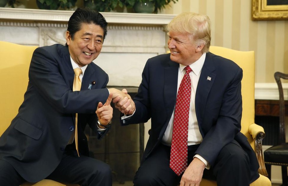 
Ngày 10/2, cái bắt tay giữa Tổng thống Trump và Thủ tướng Nhật Shinzo Abe đã mở ra một chương mới trong quan hệ Mỹ-Nhật. Tại cuộc họp báo chung, ông Trump cam kết, Mỹ sẽ tiếp tục đảm bảo an ninh cho Nhật Bản.
