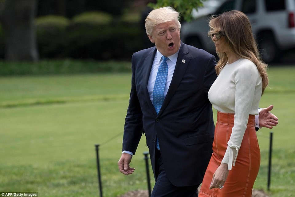 Chuyến “xuất ngoại” đầu tiên của Tổng thống Trump qua ảnh - 2
Đây là chuyến xuất ngoại đầu tiên của ông Trump ở cương vị Tổng thống và cũng là chuyến xuất ngoại đầu tiên của bà Melania ở cương vị Đệ nhất phu nhân Mỹ. (Ảnh: AFP)