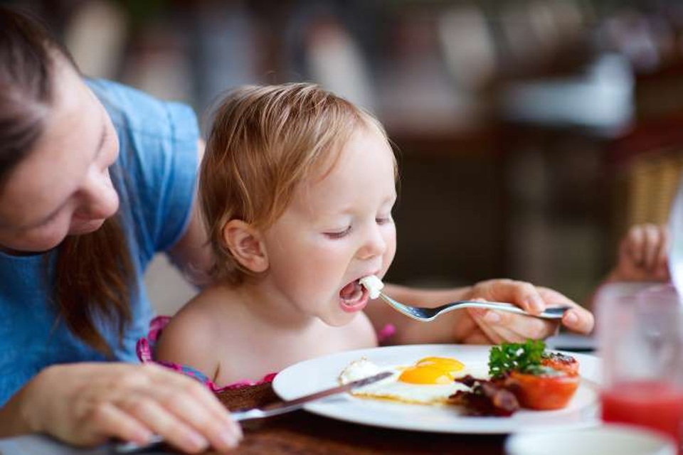 Vì sao nên cho trẻ ăn 1 quả trứng mỗi ngày? - 1 Vì sao nên cho trẻ ăn 1 quả trứng mỗi ngày? - 1