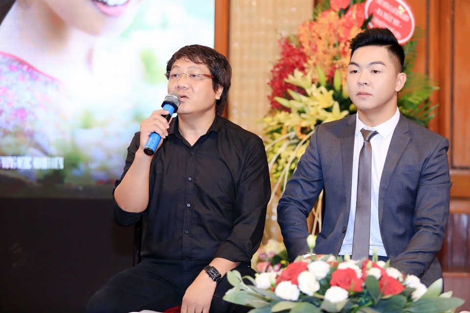 Giọng bass vàng làng Opera Việt hát ca khúc của nhạc sỹ Giáng Son - 1 Phan Trung Kiên và NSƯT Quốc Hưng trong buổi họp báo ra mắt MV.