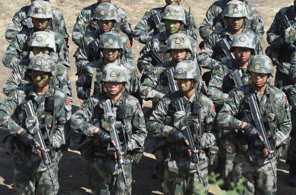Trung Quốc diễn tập bắn đạn thật gần biên giới Ấn Độ giữa lúc căng thẳng - 1 Các binh sĩ Trung Quốc tham gia tập trận chống khủng bố (Ảnh: AFP)