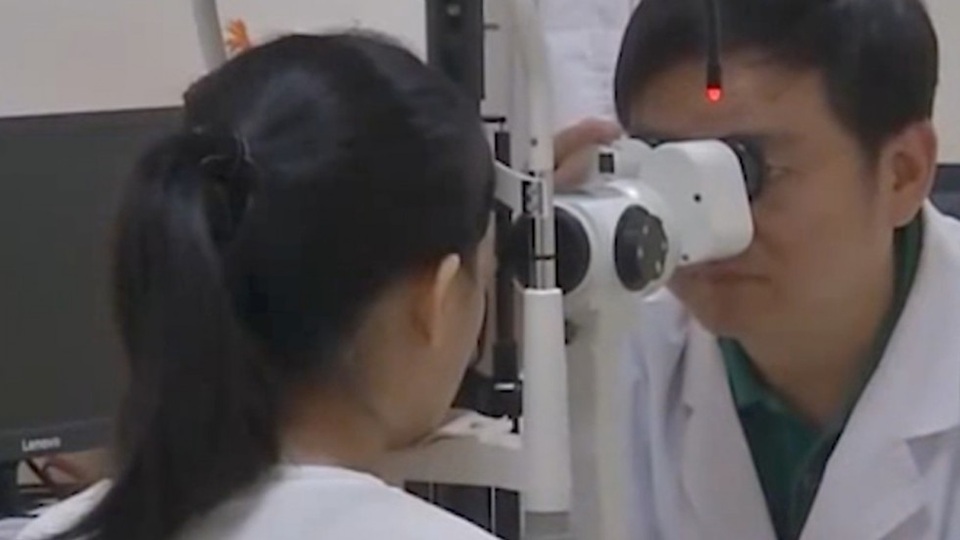 Một cô gái 21 tuổi bị mù mắt do chơi trò chơi điện tử quá lâu tại Trung Quốc (Ảnh: Thepaper.cn)