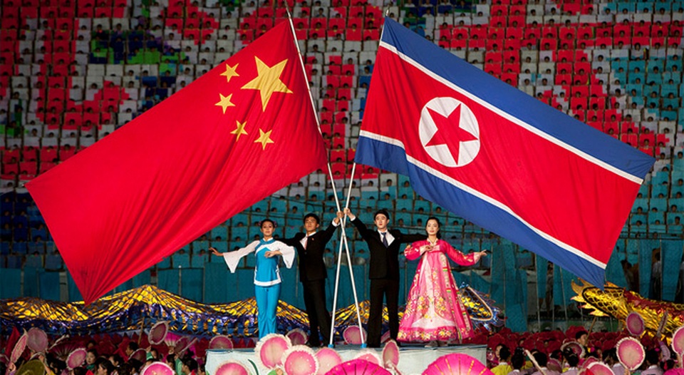 Triều Tiên từng bí mật “mặc cả” với Trung Quốc về vấn đề hạt nhân? - 1
Cờ Triều Tiên và Trung Quốc trong một tiết mục biểu diễn tại lễ hội Ariang ở thủ đô Bình Nhưỡng, Triều Tiên (Ảnh: National Interest)