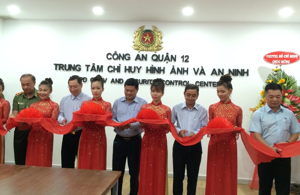 TPHCM: Gắn “mắt thần” phòng chống tội phạm - 1
Công an quận 12 tiến hành nhân rộng việc lắp đặt camera quan sát tình hình an ninh trật tự tại tại các điểm nóng về an ninh trật tự và an toàn giao thông