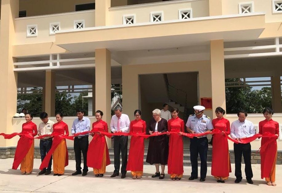 Mỹ khai trương trung tâm giúp Việt Nam đối phó thiên tai - 1
Phó Đại sứ Mỹ tại Việt Nam Susan Sutton tham gia cắt băng khánh thành trung tâm (Ảnh: Đại sứ quán Mỹ tại Việt Nam)