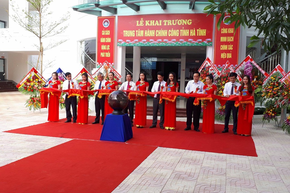 Hà Tĩnh khai trương Trung tâm Hành chính công nhằm dẹp "nạn" nhũng nhiễu - 1 Lãnh đạo tỉnh Hà Tĩnh cắt băng khánh thành Trung tâm hành chính công tỉnh vào sáng ngày 13/7.