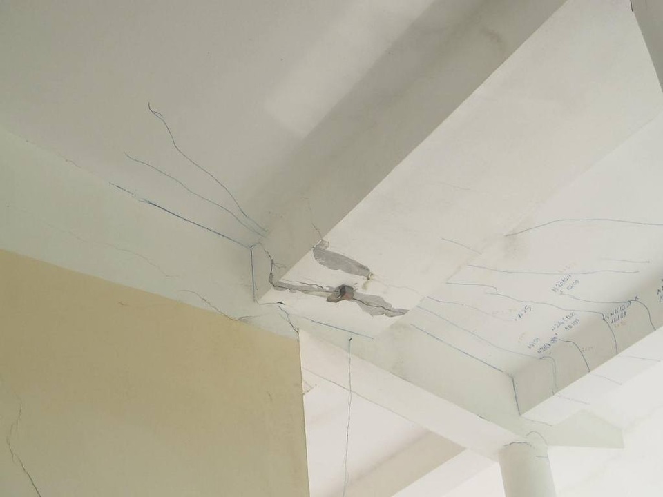 Nhà văn hóa tiền tỷ mới sử dụng đã “chờ sập”! - 6