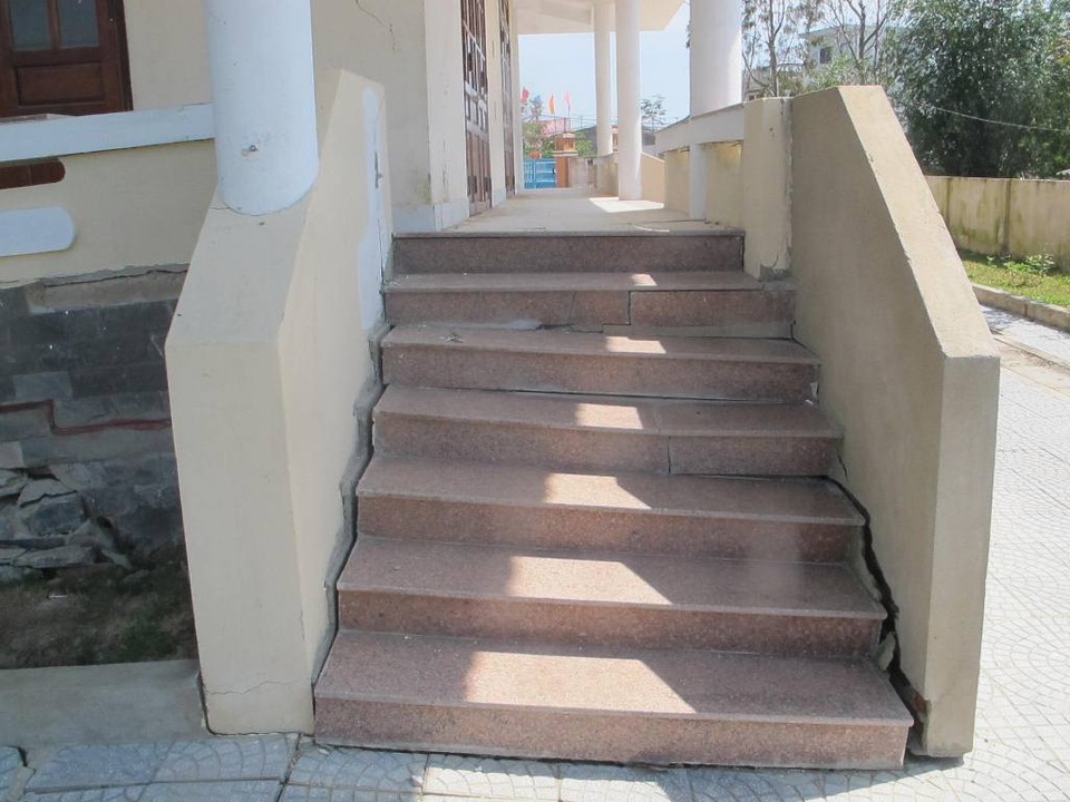 Nhà văn hóa tiền tỷ mới sử dụng đã “chờ sập”! - 5