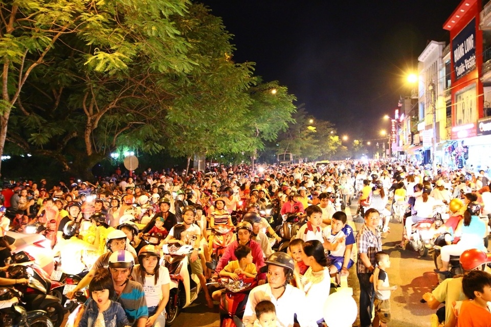 Người dân xứ Huế đổ ra đường chơi Tết Trung thu - 1
Biển người đổ xô ra đường Trần Hưng Đạo xem múa lân