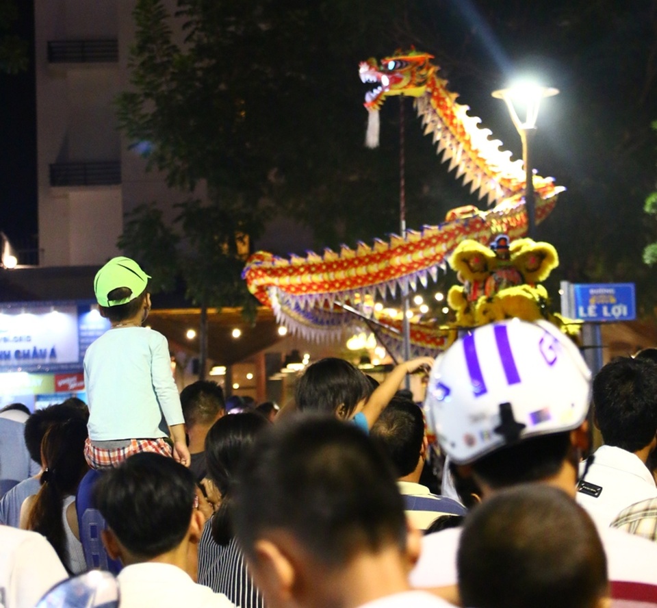 Người dân xứ Huế đổ ra đường chơi Tết Trung thu - 11 Trung thu sẽ để lại kỷ niệm khó quên cho các em nhỏ