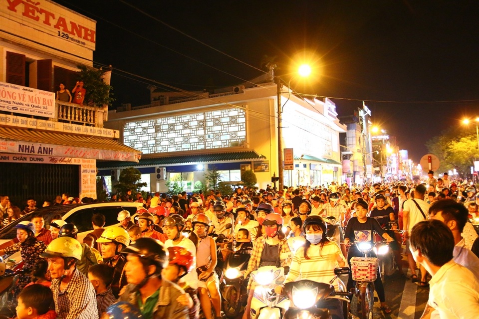Người dân xứ Huế đổ ra đường chơi Tết Trung thu - 2
Đường Trần Hưng Đạo “kẹt cứng”