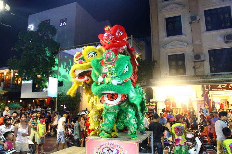 Người dân xứ Huế đổ ra đường chơi Tết Trung thu - 6 3 con lân cùng trình diễn trên bục