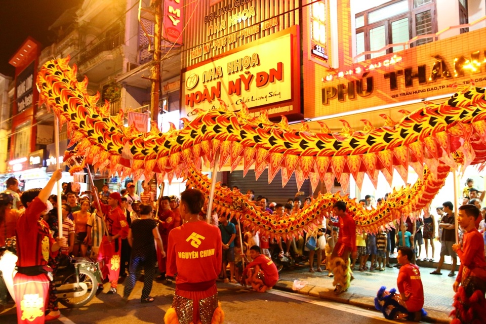 Người dân xứ Huế đổ ra đường chơi Tết Trung thu - 8 Màn múa rồng khiến nhiều người thích thú