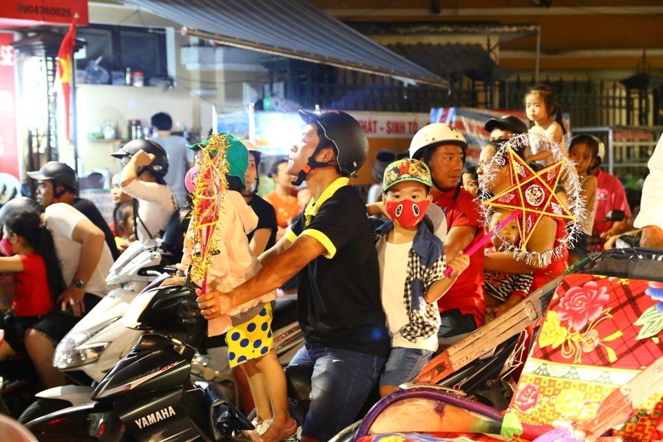 Người dân xứ Huế đổ ra đường chơi Tết Trung thu - 9 Các em nhỏ được bố mẹ chở đi chơi Trung thu