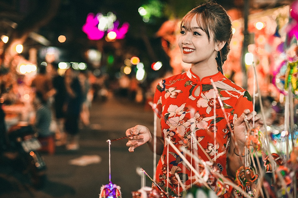 Thiếu nữ Hà thành thỏa sức dạo phố, tỏa sắc dịp Trung thu - 14 Thiếu nữ Hà thành thỏa sức dạo phố, tỏa sắc dịp Trung thu - 14
