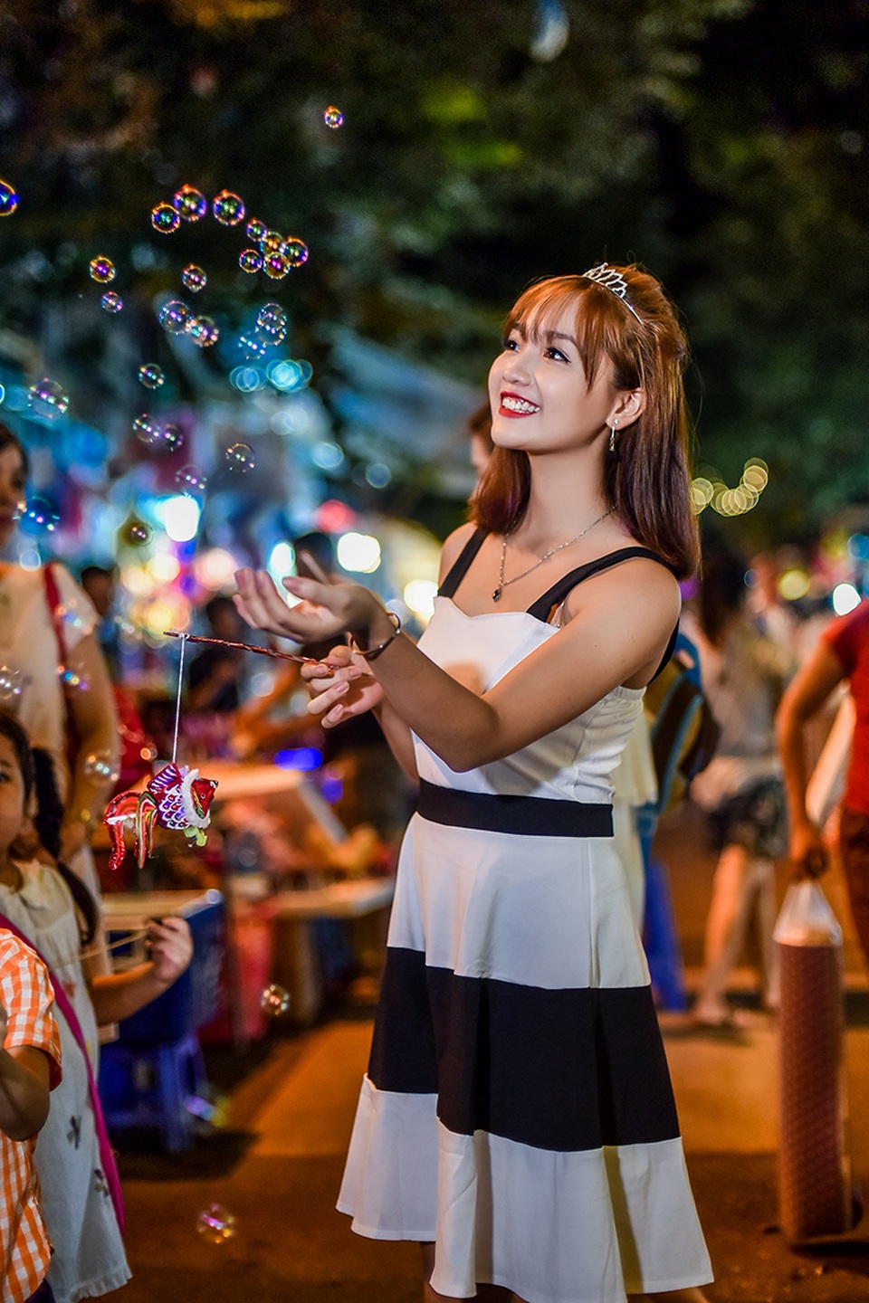 Thiếu nữ Hà thành thỏa sức dạo phố, tỏa sắc dịp Trung thu - 9 Nụ cười rạng rỡ của các cô gái làm cho ngày lễ càng trở nên vui vẻ hơn.