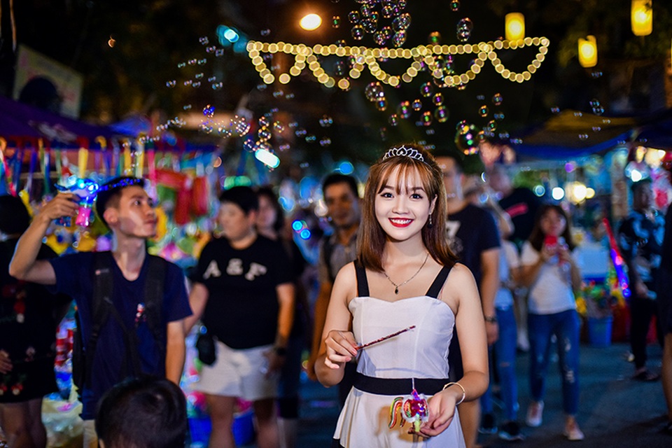 Thiếu nữ Hà thành thỏa sức dạo phố, tỏa sắc dịp Trung thu - 7 Nàng Hằng Nga trên phố Hàng Mã