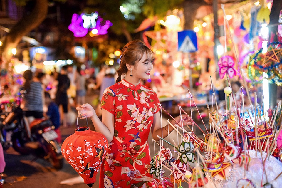 Thiếu nữ Hà thành thỏa sức dạo phố, tỏa sắc dịp Trung thu - 1
Dịp Trung thu lại tới cũng là lúc các cô gái Hà thành xúng xính váy áo đi chơi trên phố Hàng Mã.