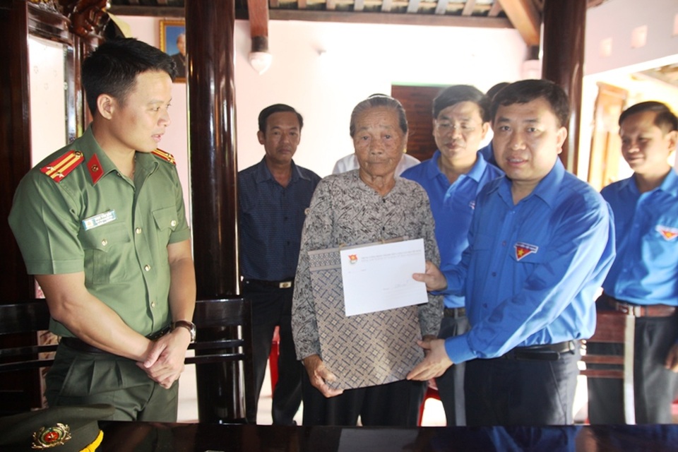 Hàng vạn ngọn nến lung linh trong đêm tri ân liệt sĩ - 4 Ông Nguyễn Mạnh Dũng tặng quà cho các thanh niên xung phong