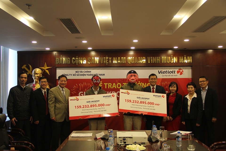 Sự thật về 21 tỷ phú Vietlott của Việt Nam - 2
Hai người mặc trang phục gần như giống nhau nhận giải Jackpot khiến dư luận nghi ngờ