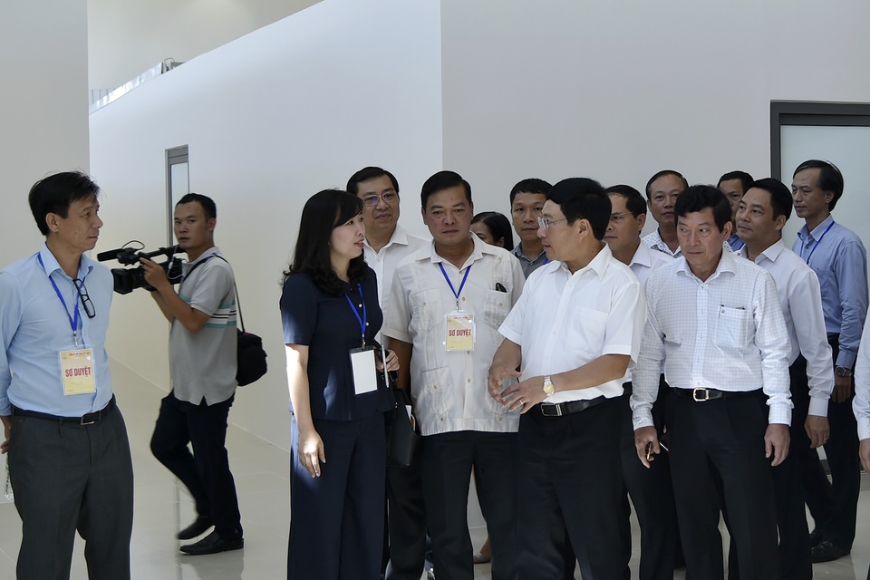 Phó Thủ tướng Phạm Bình Minh trực tiếp “sơ duyệt” Tuần lễ Cấp cao APEC - 5
Phó Thủ tướng kiểm tra tại Trung tâm báo chí phục vụ Tuần lễ Cấp cao