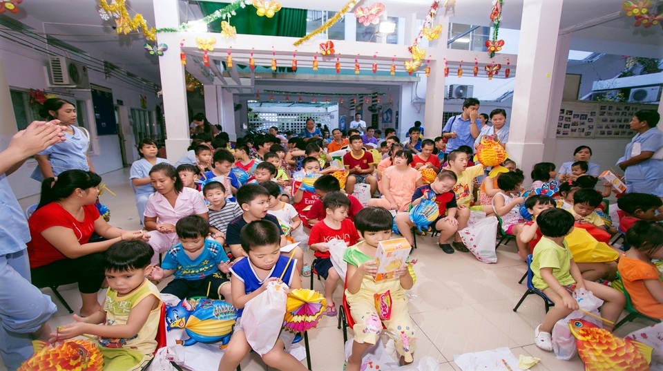 Hình ảnh các em nhỏ vui mừng khi nhận quà