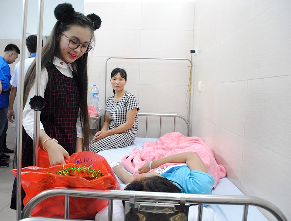 Người mẫu nhí cùng các hoa hậu làm quà Trung thu tặng các bệnh nhi - 6 Người mẫu nhí cùng các hoa hậu làm quà Trung thu tặng các bệnh nhi - 6