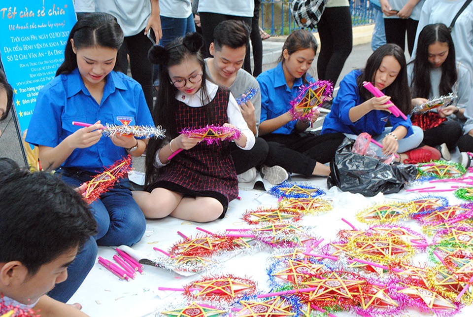 Người mẫu nhí cùng các hoa hậu làm quà Trung thu tặng các bệnh nhi - 1
Phùng Ngọc Bảo Vân và người mẫu nhỏ tuổi Đào Ngọc Bảo Hân tỏ ra hứng thú khi được học cách làm đèn ông sao truyền thống