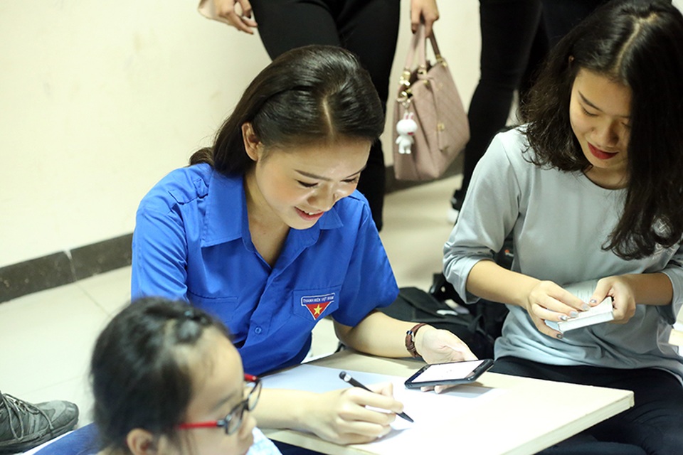 Người mẫu nhí cùng các hoa hậu làm quà Trung thu tặng các bệnh nhi - 3
Chương trình bao gồm các hoạt động làm bánh, làm đèn ông sao, vẽ tranh Sắc màu hi vọng và gấp hạc giấy dành tặng các gia đình bệnh nhân nhỏ tuổi