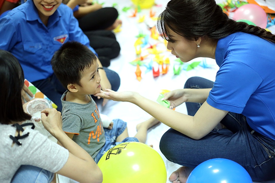 Người mẫu nhí cùng các hoa hậu làm quà Trung thu tặng các bệnh nhi - 4
Hoa hậu biển Thùy Trang ân cần hỏi thăm các bệnh nhân nhí đang điều trị tại bệnh viện