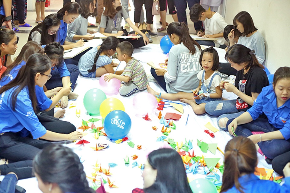 Người mẫu nhí cùng các hoa hậu làm quà Trung thu tặng các bệnh nhi - 5
Chương trình có sự tham gia của các Đoàn viên thanh niên và CLB tình nguyện của trường THPT Việt Đức.
