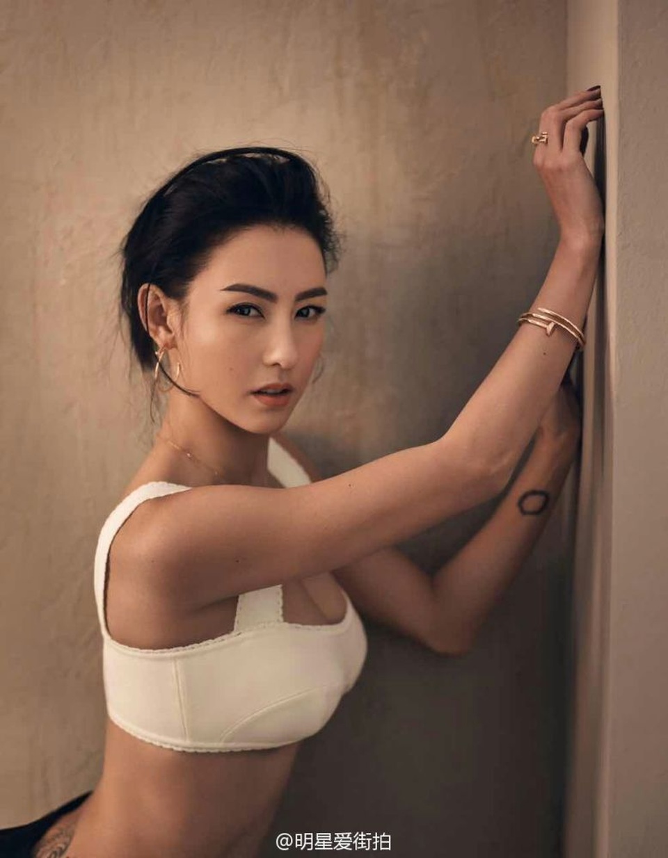 
Đáp lại những lời này, Trương Bá Chi không một lời trách cứ chồng cũ. Cô cố gắng làm việc và quan tâm tới hai con trai để bù đắp cho các con sự thiếu vắng hình bóng người cha bên cạnh.
