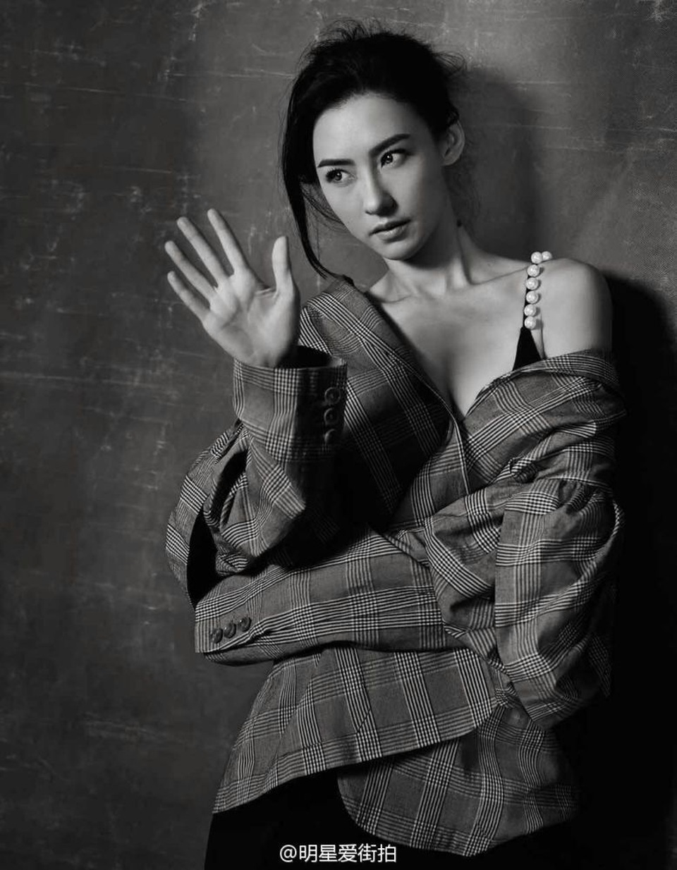 
Cô lặng lẽ nuôi hai con trai trong khi chồng cũ dành trọn vẹn thời gian, sự quan tâm cho người đàn bà mới. Tạ Đình Phong thậm chí còn bị chỉ trích vì bỏ rơi hai con trai vì mải mê yêu đương và phục tùng Vương Phi suốt vài năm qua.
