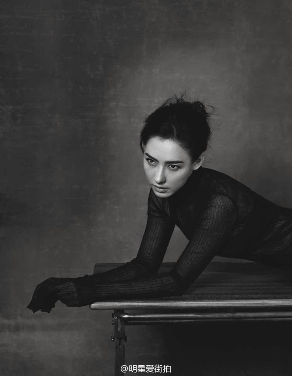 
Trong khi báo giới nói nhiều về mối quan hệ giữa chồng cũ, Tạ Đình Phong với người phụ nữ hiện tại của anh - Vương Phi, Trương Bá Chi chỉ mỉm cười và nói rằng, cô mong anh tìm được hạnh phúc.
