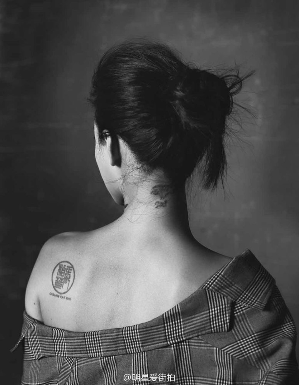 
Ngôi sao xinh đẹp sở hữu khá nhiều hình xăm trên cở thể. Cô tâm sự rằng, mỗi hình xăm đều gắn bó tới một sự kiện trong cuộc đời cô. Giờ là một bà mẹ đơn thân, Trương Bá Chi hài lòng với cuộc sống của một nghệ sĩ, một bà mẹ tất bật với hai cậu nhóc mà theo cô nhận xét vô cùng tình cảm và yêu mẹ.
