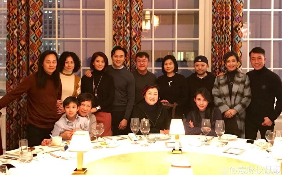 Trương Trí Lâm và Viên Vịnh Nghi kỷ niệm 16 năm ngày cưới - 4
Bạn bè và người thân quây quần chúc mừng hạnh phúc của vợ chồng Viên Vịnh Nghi và Trương Trí Lâm. Tổng cộng thời gian hò hẹn và kết hôn, họ đã ở bên nhau 20 năm và trải qua nhiều ngọt ngào cũng như nước mắt.