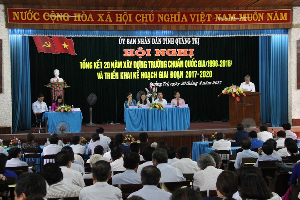 Quảng Trị: 20 năm, xây dựng 227 trường chuẩn Quốc gia - 1 Các đơn vị trình bày tham luận tại Hội nghị