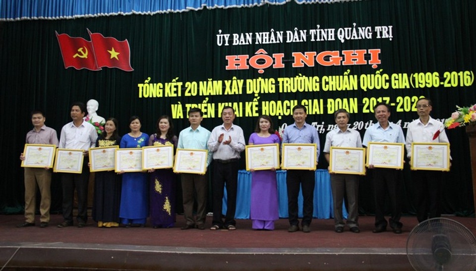 Quảng Trị: 20 năm, xây dựng 227 trường chuẩn Quốc gia - 4 Ông Mai Thức, Phó Chủ tịch thường trực UBND tỉnh tặng Bằng khen cho các đơn vị