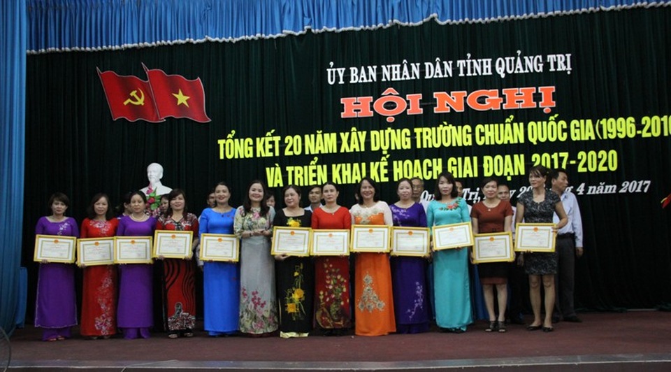 Quảng Trị: 20 năm, xây dựng 227 trường chuẩn Quốc gia - 5 Bà Lê Thị Hương, Giám đốc Sở GD-ĐT tặng Giấy khen cho các đơn vị, cá nhân có thành tích trong xây dựng trường chuẩn Quốc gia