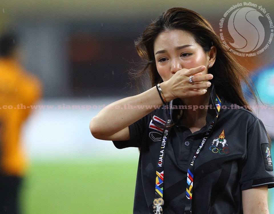 Nữ trưởng đoàn xinh đẹp Thái Lan bật khóc sau khi đội nhà giành HCV SEA Games - 1 Nữ trưởng đoàn Thái Lan bật khóc sau khi đội nhà vô địch SEA Games