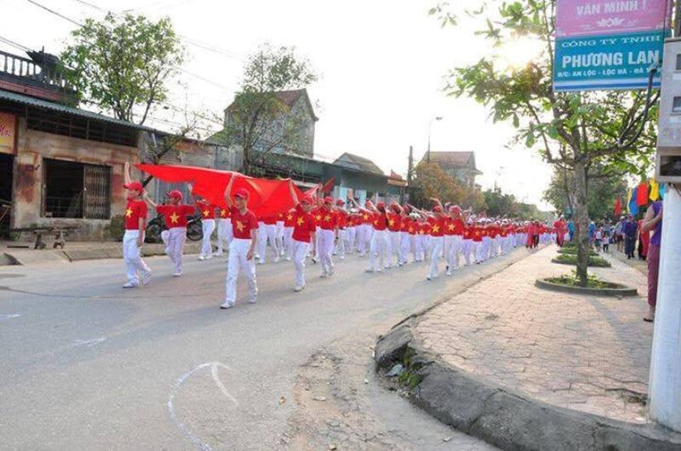 Hà Tĩnh: Hơn 500 học sinh trình diễn dân vũ đường phố - 3 Hà Tĩnh: Hơn 500 học sinh trình diễn dân vũ đường phố - 3