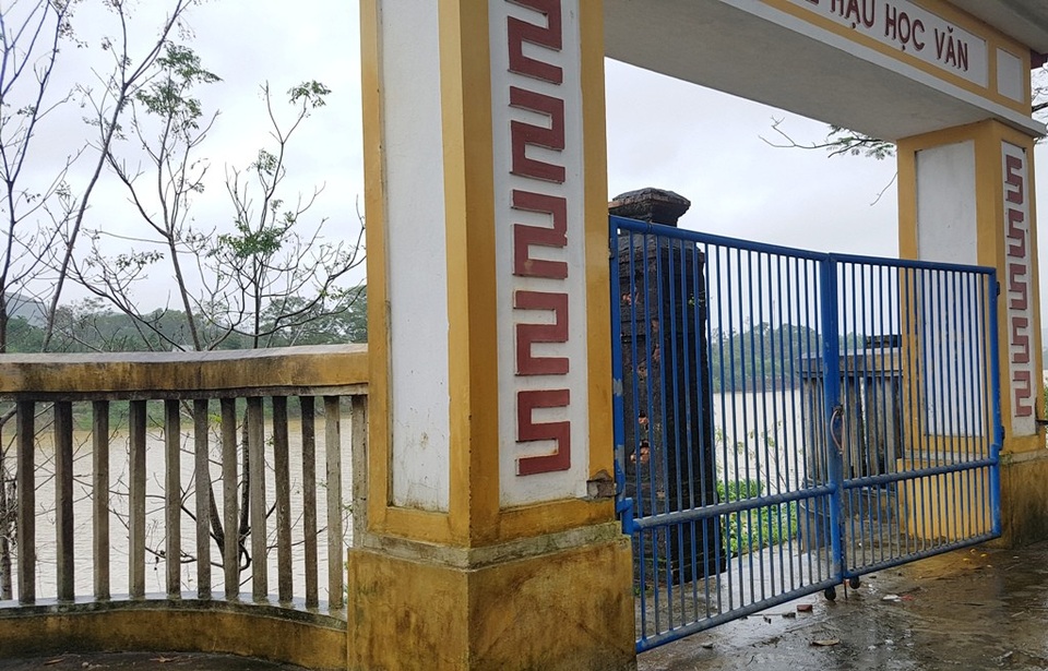 Lũ cuốn bờ sông trước trường, học sinh phải đi “xuyên tường” hàng xóm - 8
Cổng chính phải đóng cửa